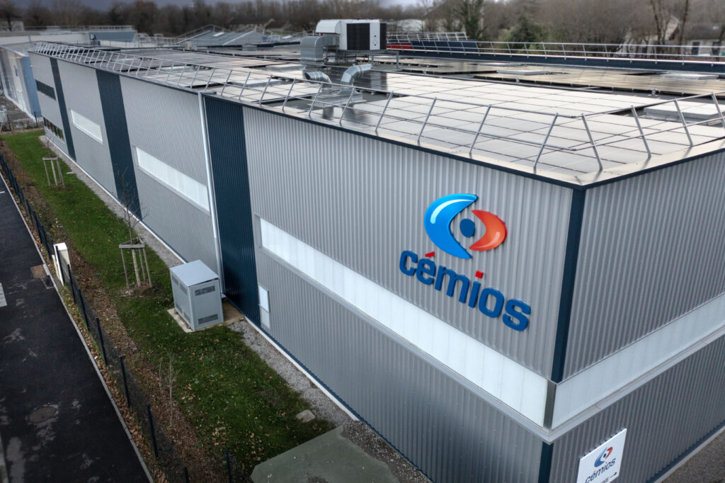 Vue extérieure du bâtiment de l’entreprise Cémios, spécialisée dans la conception de machines spéciales et de bancs d’essais, avec le logo de la société fixé sur la façade.